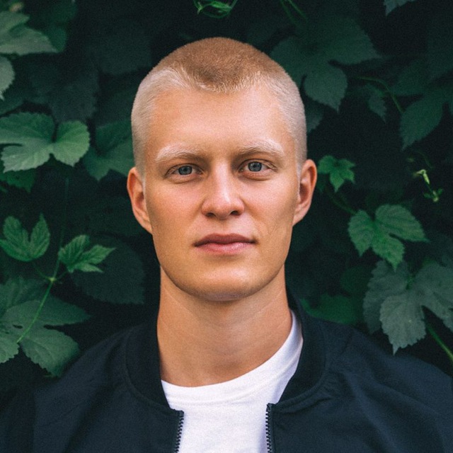 Александръ 德胜